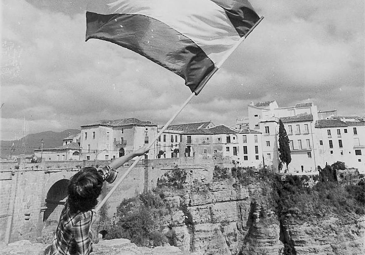 La icónica imagen de la portada de ABC de Sevilla el 4D mostraba a un niño ondeando la blanca y verde frente a la silueta de Ronda