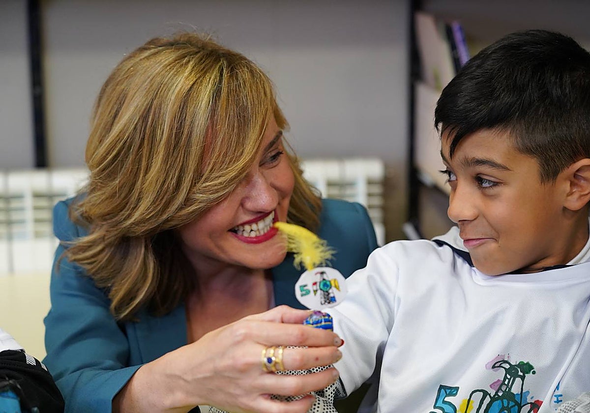 La ministra Pilar Alegría juega con uno de los niños del CRA Campos Góticos de Medina de Rioseco