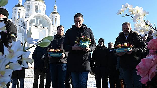 El presidente del Gobierno durante la ofrenda floral