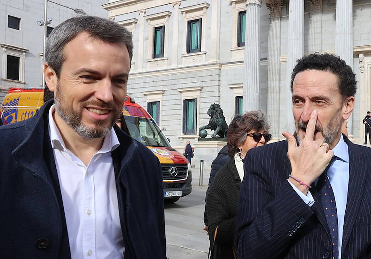 Santiago Saura (izquierda), junto a Edmundo Bal, a las puertas del Congreso