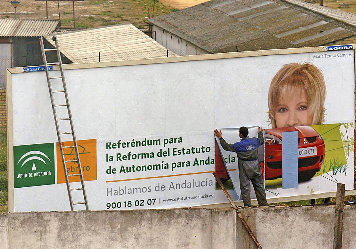 La reforma del Estatuto apenas movilizó a la sociedad andaluza. En la imagen, colocación de un cartel electoral en Sevilla