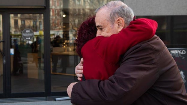 Abrazo entre José María y Mercè