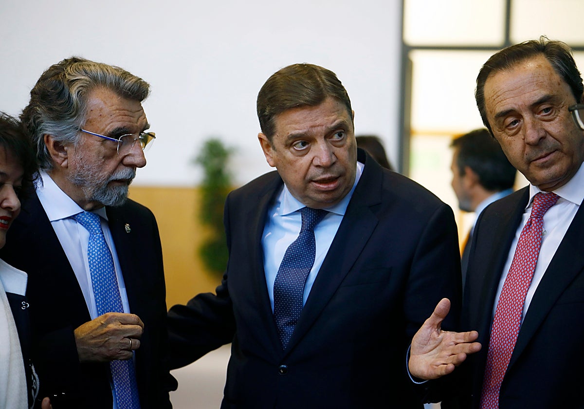 Planas dialoga con el presidente de Covap, Ricardo Delgado, en un acto en Córdoba