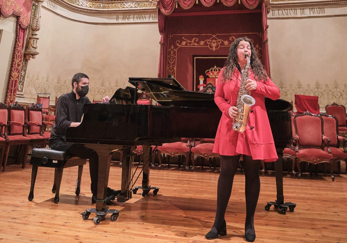 Ana Rivas Gestal, retratada durante una de sus interpretaciones con acompañamiento de piano