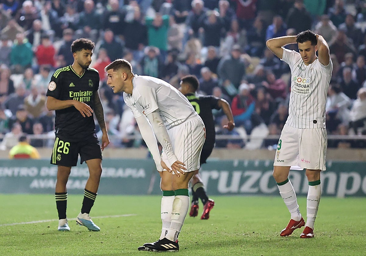 Jorge Moreno y Juan Villar se lamentan de una ocasión fallida durante un partido