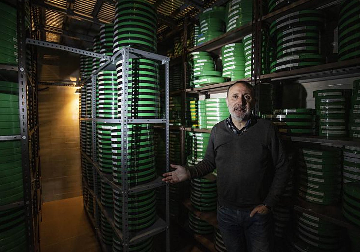 Jaime Pena, en la nevera donde se conservan cientos de películas.