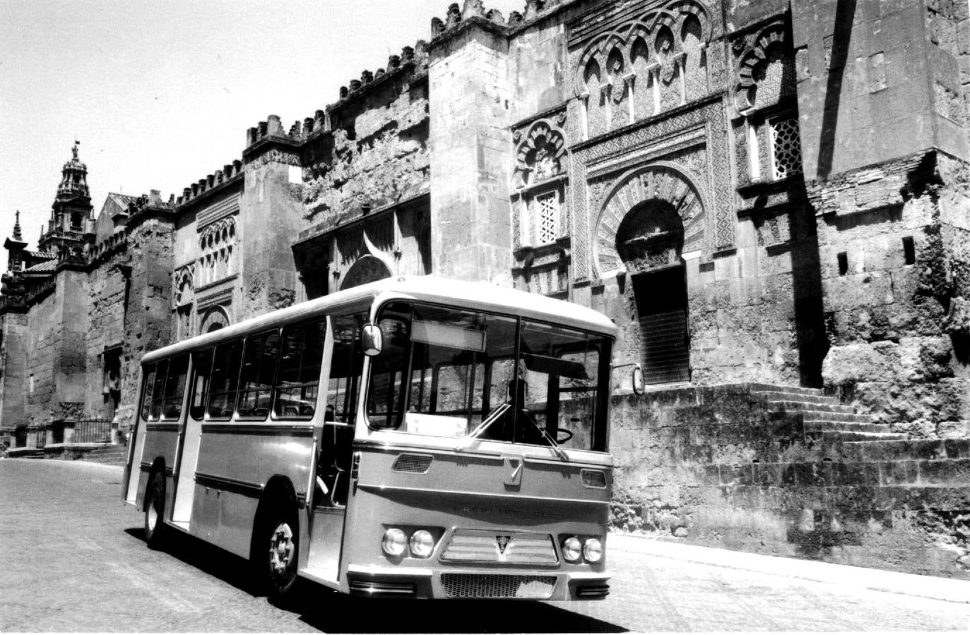 Un curioso viaje en imágenes por los cien años del autobús urbano en Córdoba
