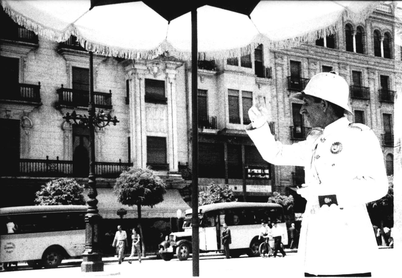 Un curioso viaje en imágenes por los cien años del autobús urbano en Córdoba
