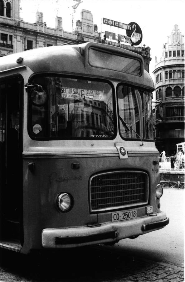Un curioso viaje en imágenes por los cien años del autobús urbano en Córdoba