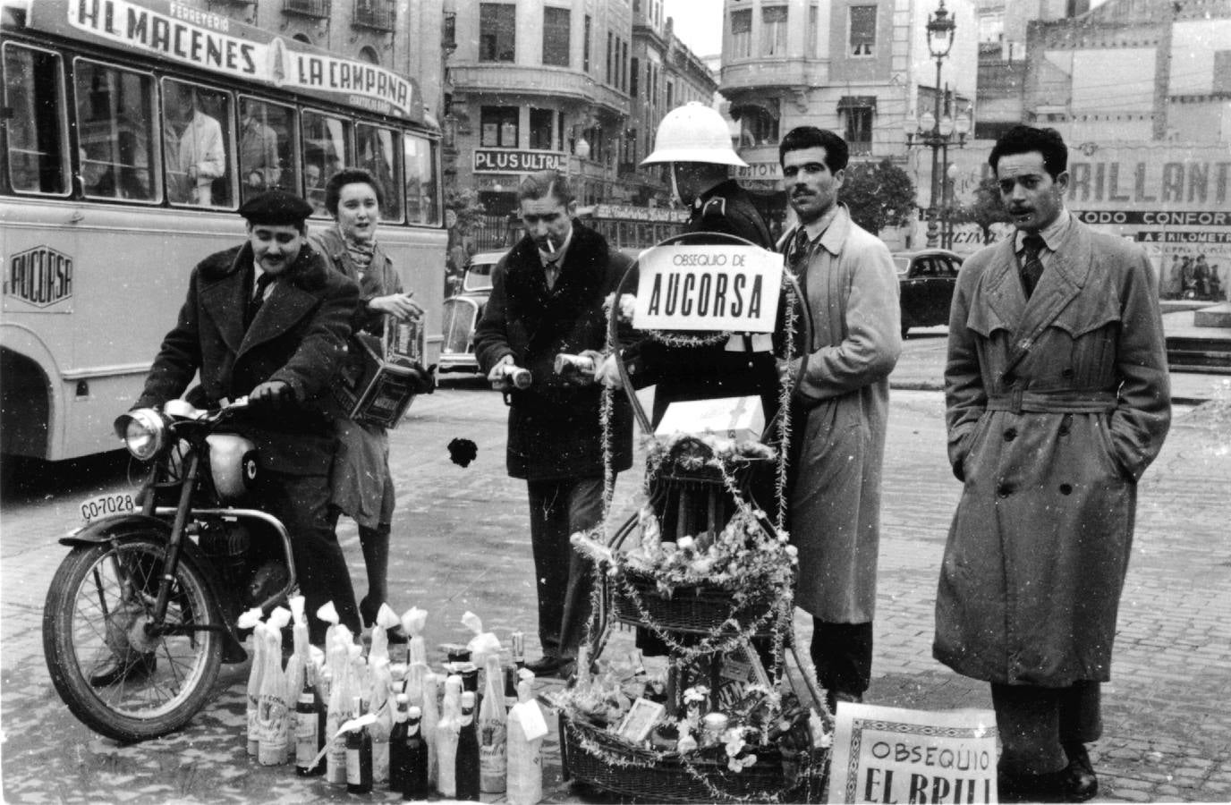 Un curioso viaje en imágenes por los cien años del autobús urbano en Córdoba