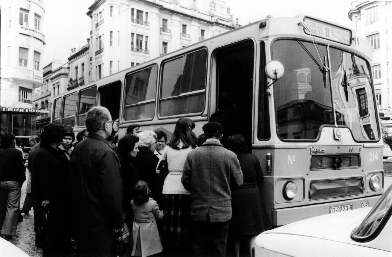 Un curioso viaje en imágenes por los cien años del autobús urbano en Córdoba