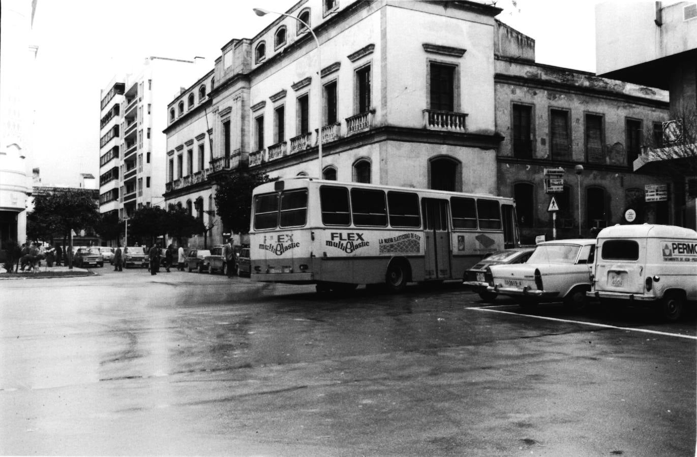 Un curioso viaje en imágenes por los cien años del autobús urbano en Córdoba