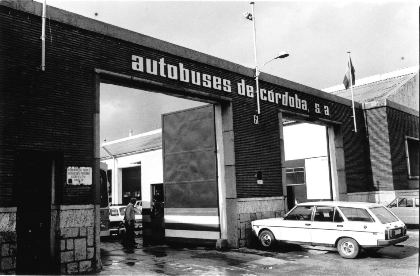 Un curioso viaje en imágenes por los cien años del autobús urbano en Córdoba