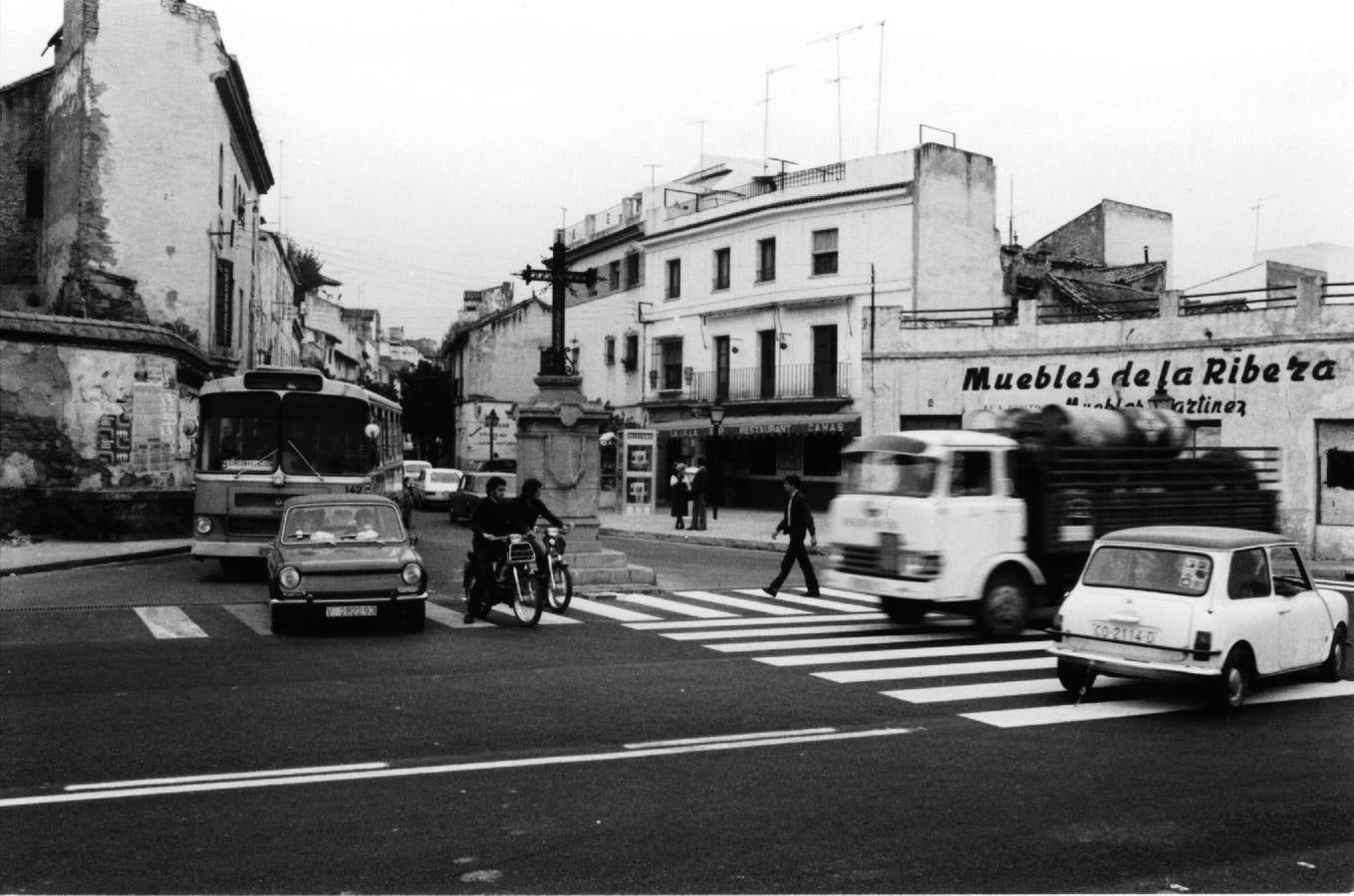 Un curioso viaje en imágenes por los cien años del autobús urbano en Córdoba