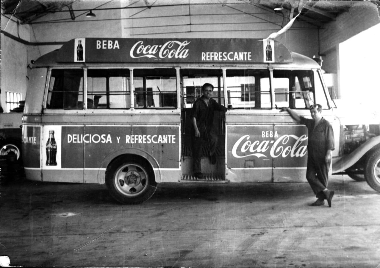 Un curioso viaje en imágenes por los cien años del autobús urbano en Córdoba