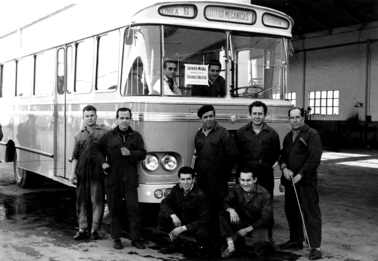 Un curioso viaje en imágenes por los cien años del autobús urbano en Córdoba