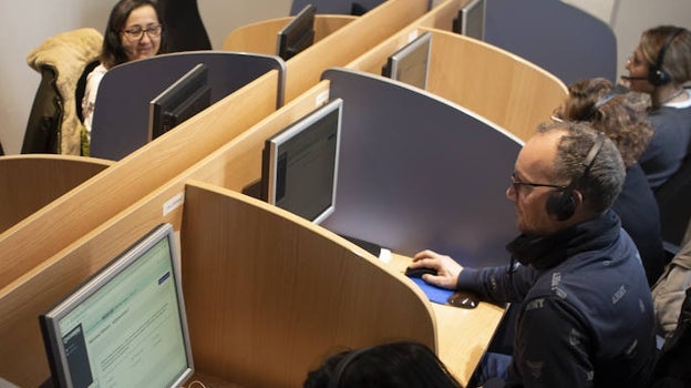 Los 'call center' echarán humo durante estos meses. En la imagen, algunos de los entrevistadores que llaman a los hogares españoles para la empresa GAD3