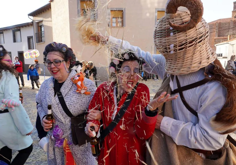 Color y tradición para despedir el Carnaval en Borobia y Abejar