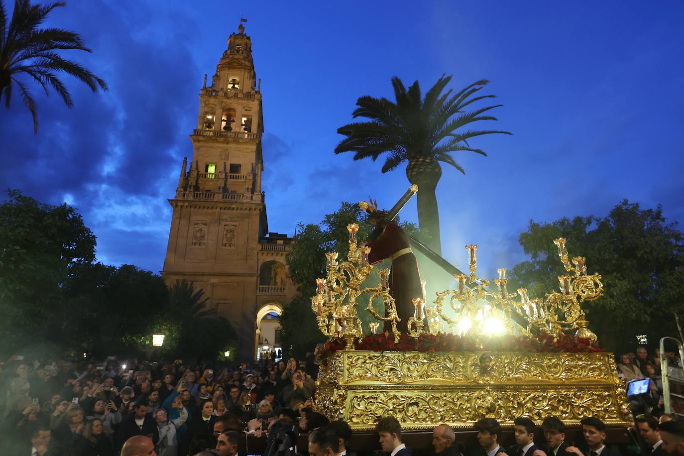 El Vía Crucis de las cofradías con Jesús del Buen Suceso de Córdoba, en imágenes