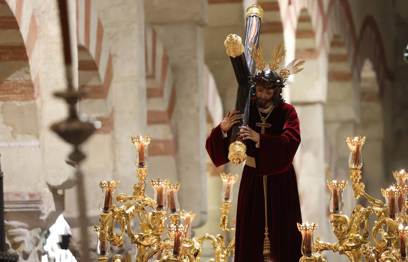 El Vía Crucis de las cofradías con Jesús del Buen Suceso de Córdoba, en imágenes