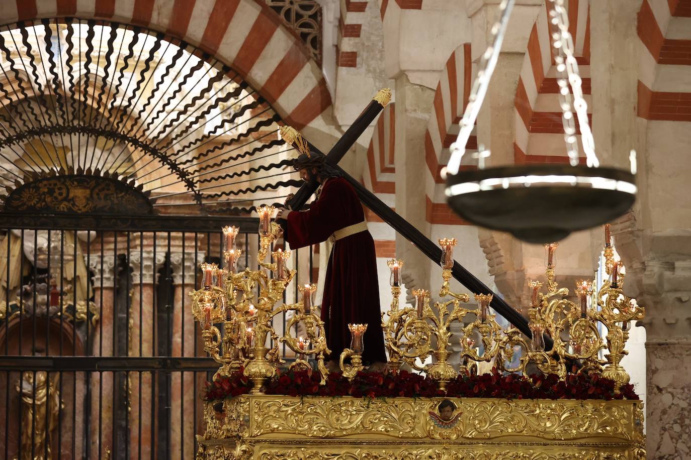 El Vía Crucis de las cofradías con Jesús del Buen Suceso de Córdoba, en imágenes