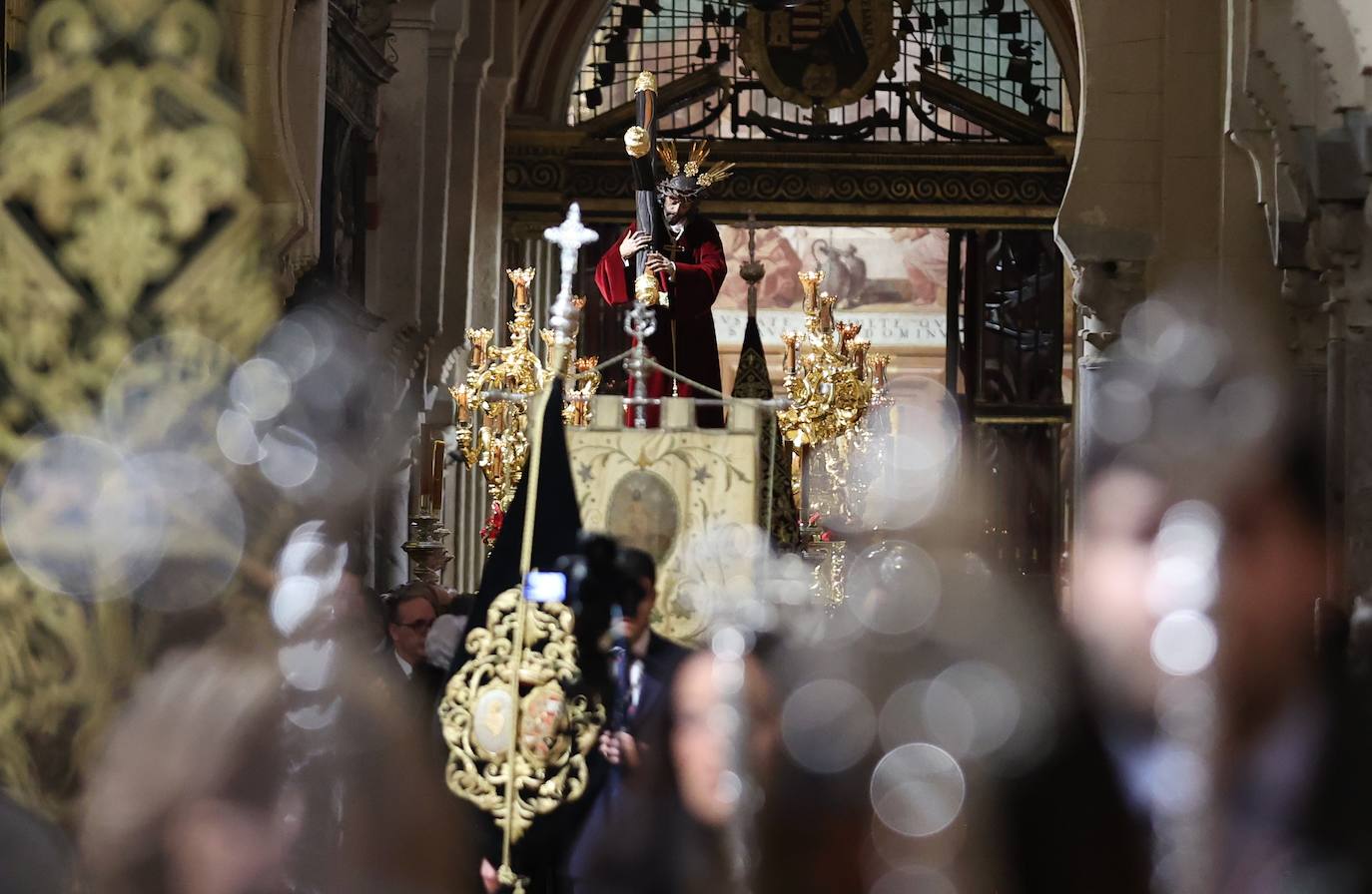 El Vía Crucis de las cofradías con Jesús del Buen Suceso de Córdoba, en imágenes