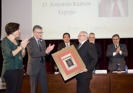 Muere en vísperas del 28F el periodista y escritor Antonio Ramos Espejo, Medalla de Andalucía en 2006