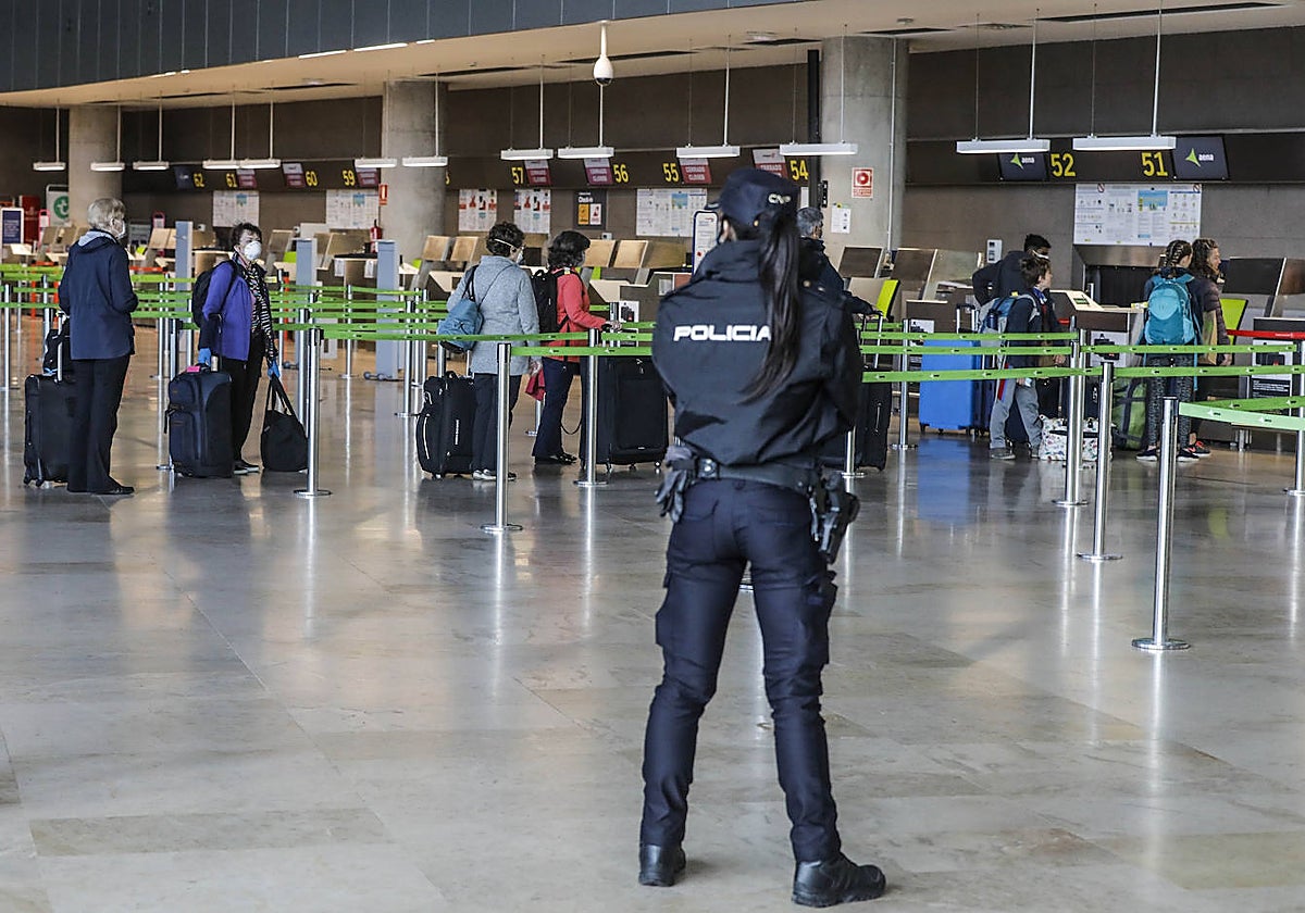 Imagen de archivo de una agente de la Policía Nacional en un aeropuerto
