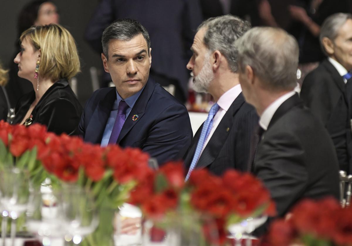 El Rey de España, Felipe VI, conversa con el presidente del Gobierno, Pedro Sánchez, durante la cena oficial del MWC Barcelona 2023