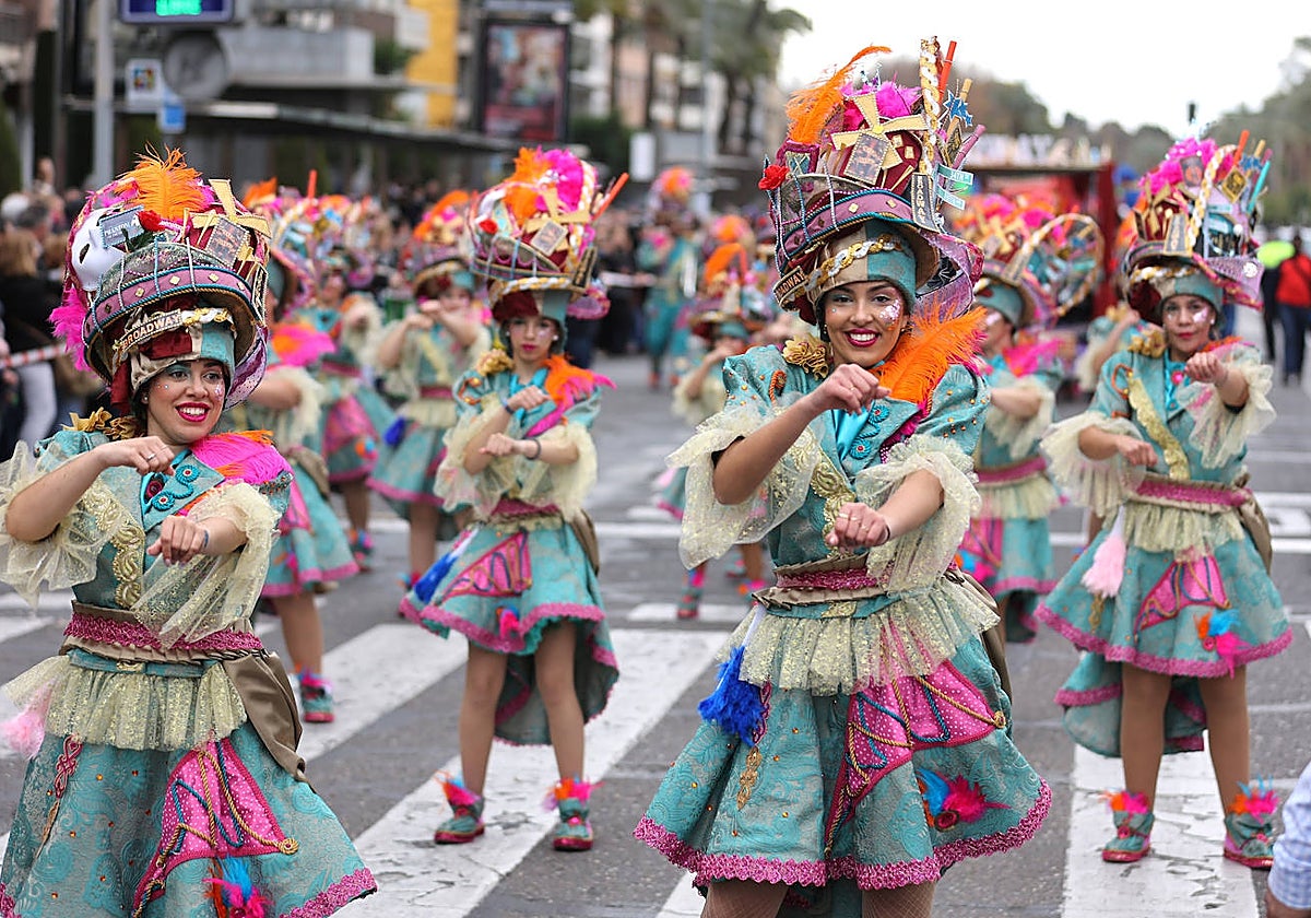 Grupo representando el cabaret, al inicio de la Cabalgata del Carnaval de Córdoba