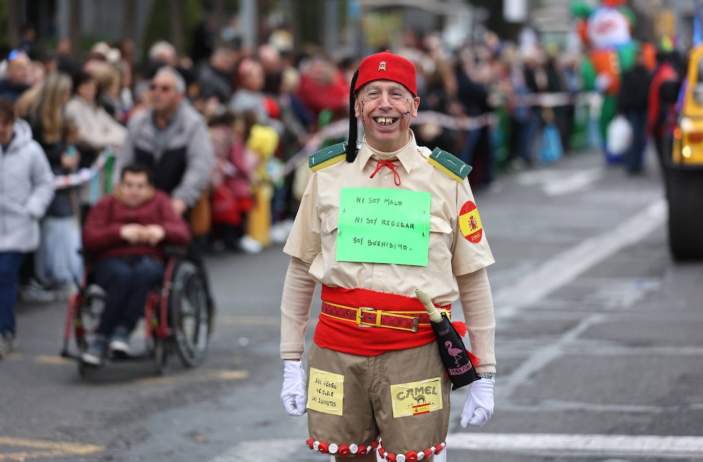 La colorida Cabalgata del Carnaval de Córdoba, en imágenes