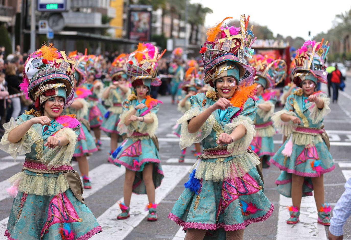 La colorida Cabalgata del Carnaval de Córdoba, en imágenes
