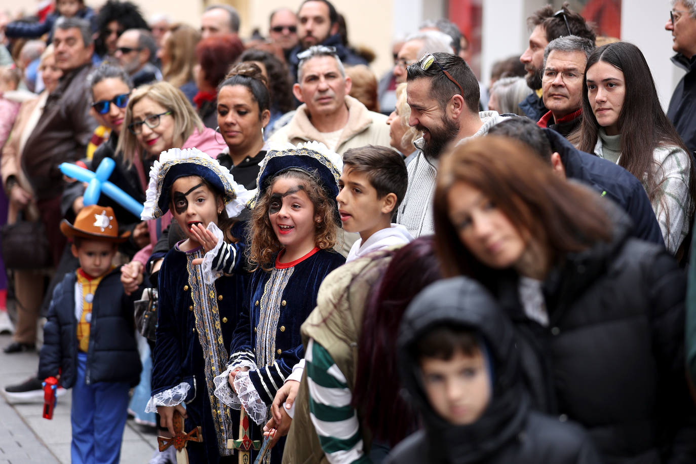 La colorida Cabalgata del Carnaval de Córdoba, en imágenes