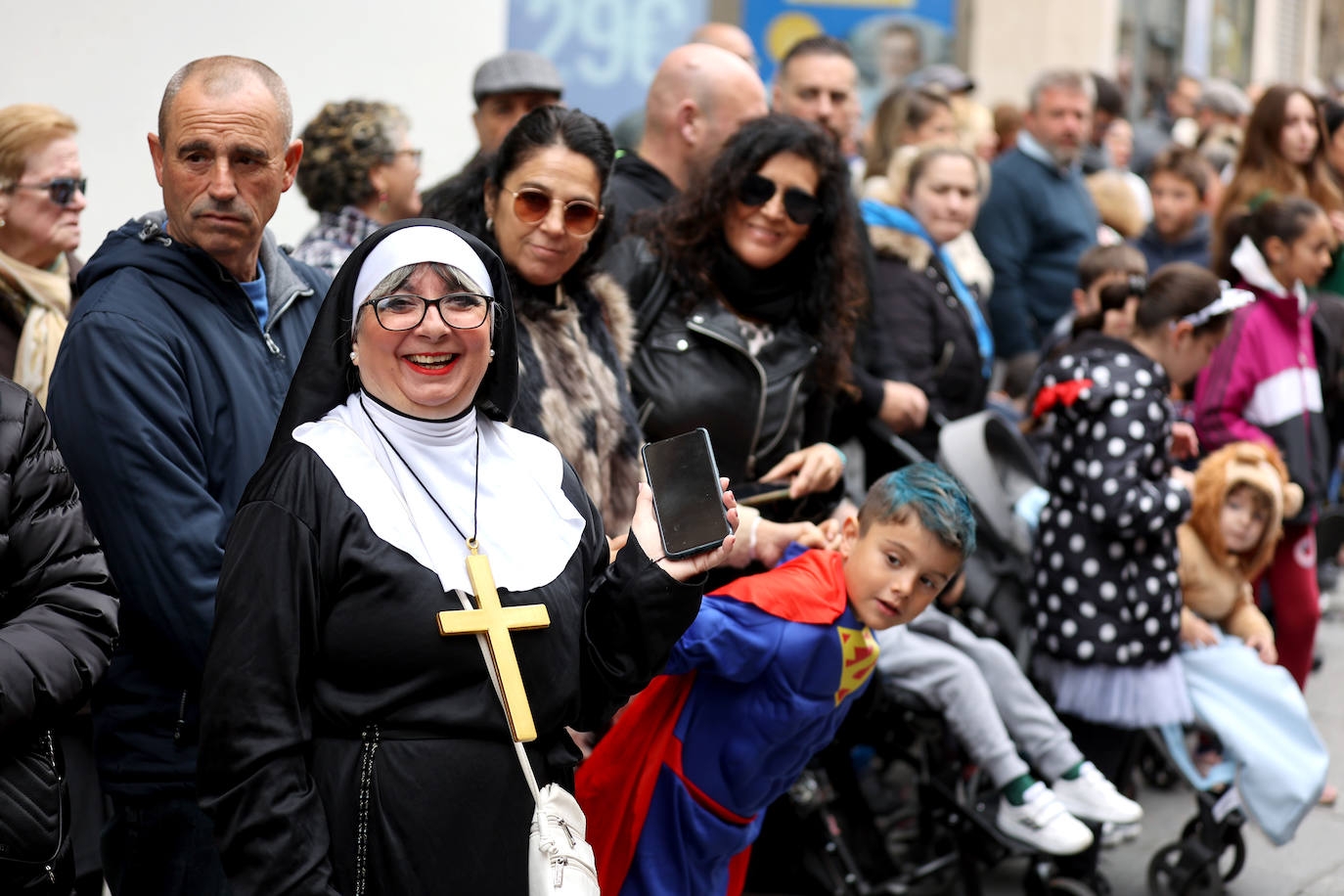 La colorida Cabalgata del Carnaval de Córdoba, en imágenes