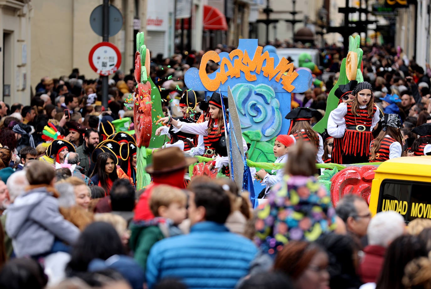 La colorida Cabalgata del Carnaval de Córdoba, en imágenes