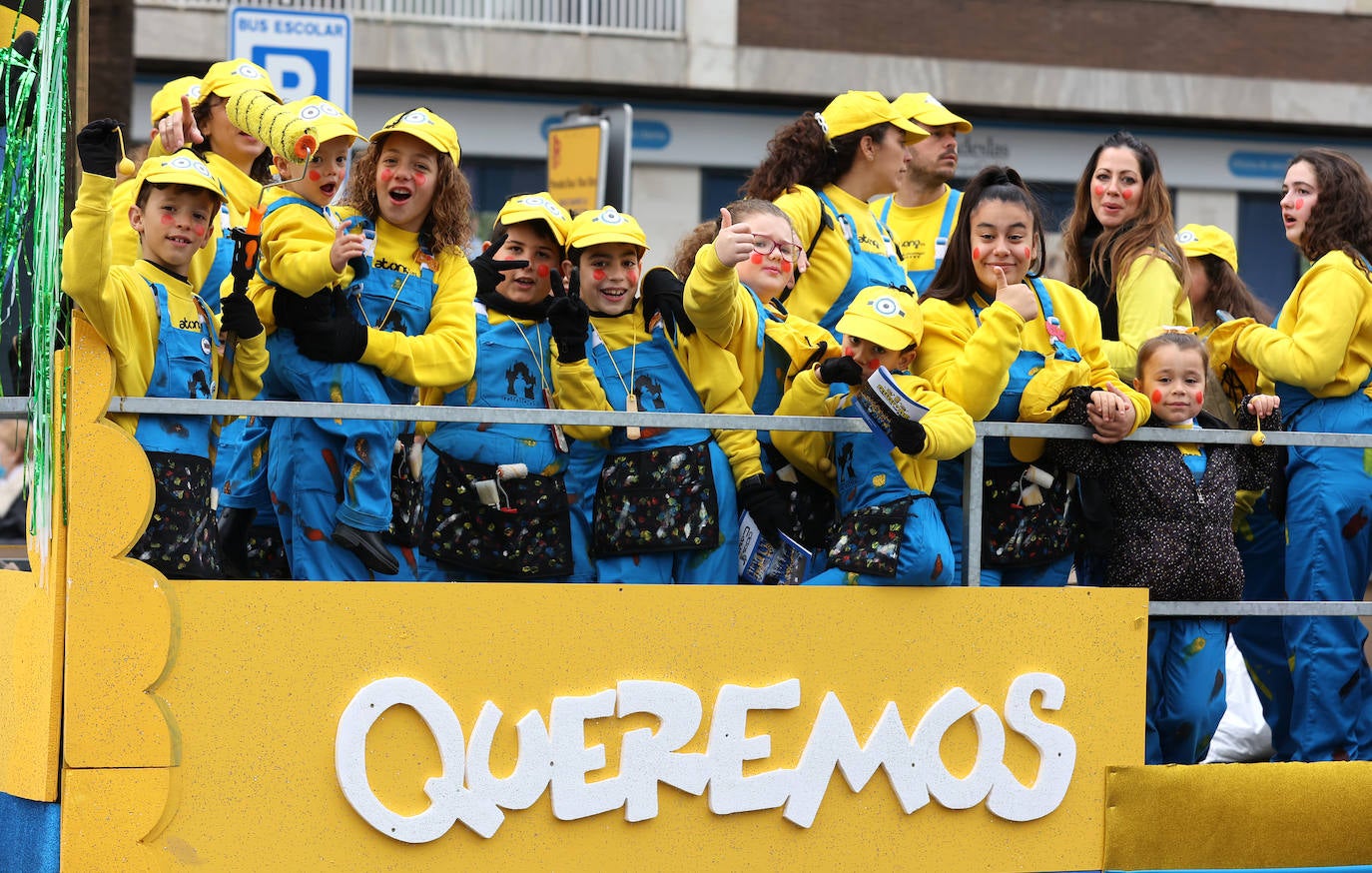 La colorida Cabalgata del Carnaval de Córdoba, en imágenes