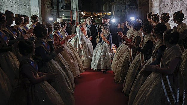 Imagen de las Falleras Mayores de Valencia, junto a sus Cortes de Honor, este domingo en los minutos previos a la Crida