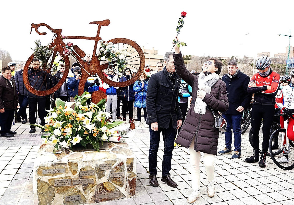 Los padres de Estela Domínguez, en el homenaje tributado este domingo en Valladolid a la joven ciclista fallecida atropellada