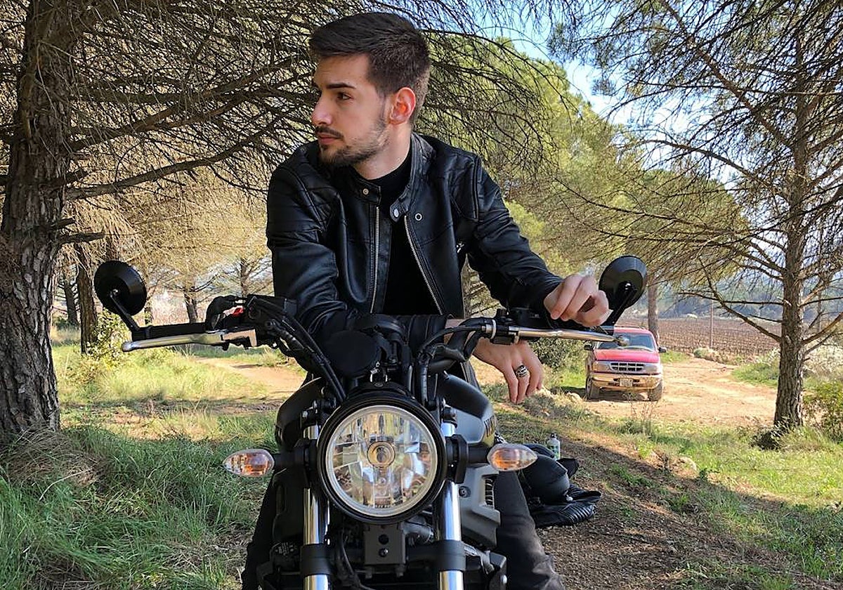 Josep Boan sobre su moto, Bagheera