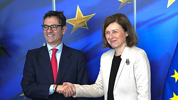 Félix Bolaños junto a Věra Jourová