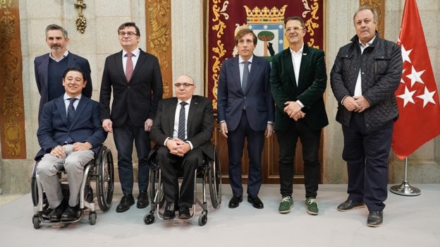 Almeida, junto al concejal delegado de Vivienda, Álvaro González