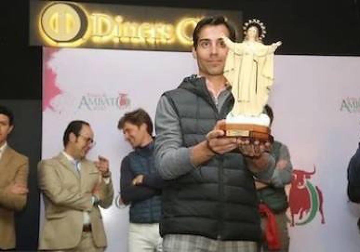 Gómez del Pilar, con el trofeo de triunfador de la feria de Ambato