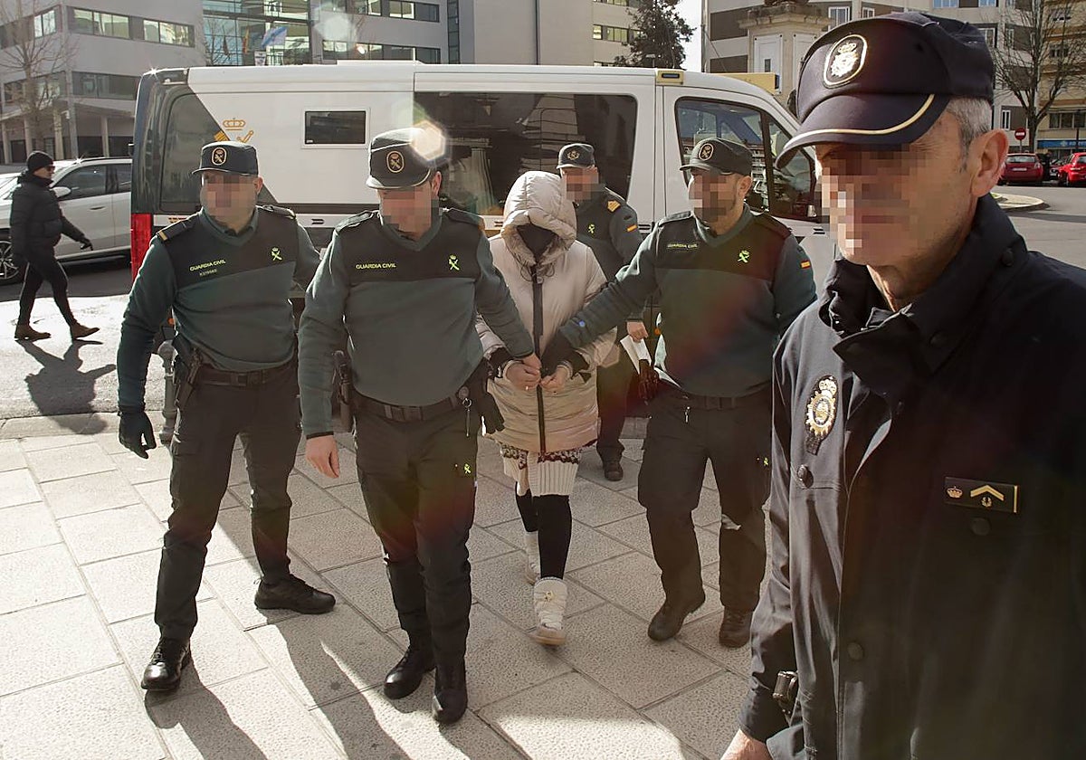 Ana Sandamil, la acusada, a su llegada a la Audiencia de Lugo este lunes