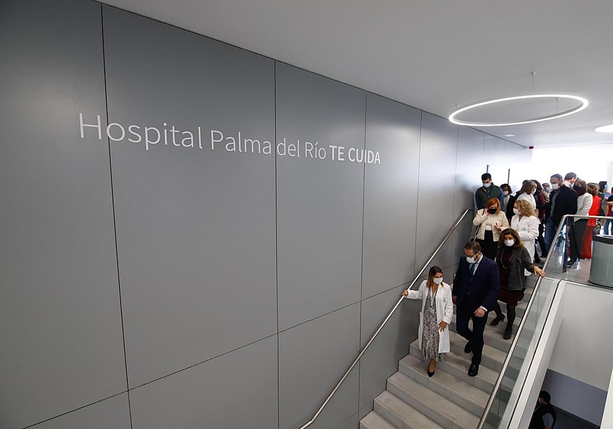 Autoridades durante la inauguración del hospital de Palma del Río en 2022