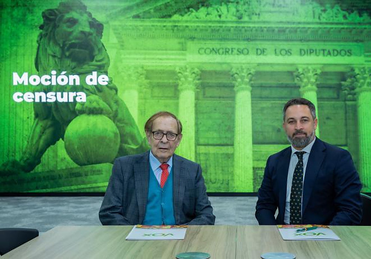 El profesor Ramón Tamames y el líder de Vox, Santiago Abascal, después de acordar las bases de su candidatura en la moción de censura contra el presidente Pedro Sánchez