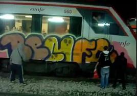 Renfe gasta más de 400.000 euros en la retirada de grafitis de los trenes andaluces