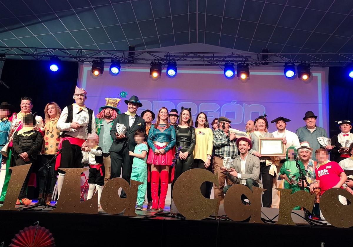 Juan Carlos Martínez, de negro con el sombrero, tras recibir un premio en el Carnaval de La Carolina