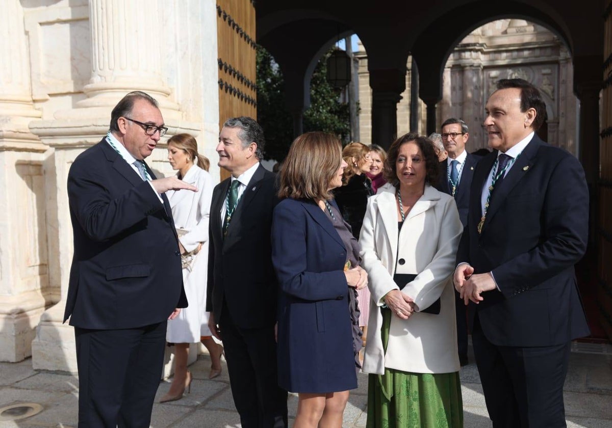 Los consejeros dialogan en la puerta principal del Parlamento antes del pleno institucional