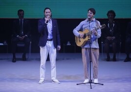 «Todos se irán y nosotros quedaremos», la emotiva canción de los hijos del fallecido Javier Imbroda el Día de Andalucía
