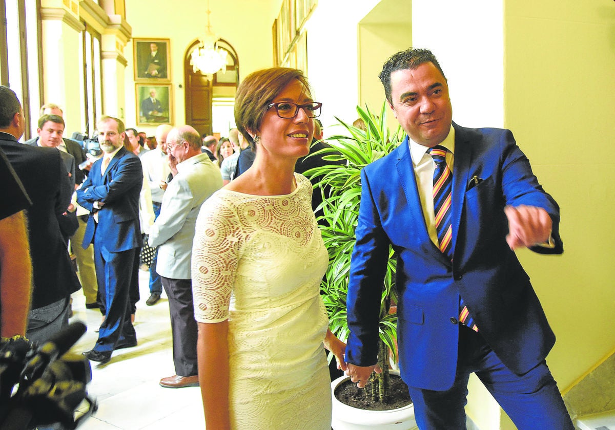 María Gámez, directora de la Guardia Civil, con su esposo, Juan Carlos Martínez, en un acto en 2015